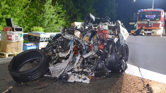 Mit Auto in Anhänger gekracht: 21-Jähriger stirbt noch an der Unfallstelle auf dem Frankenschnellweg