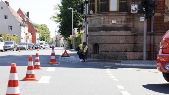 Kind will in Zirndorf Kreuzung überqueren - und wird von Auto erfasst
