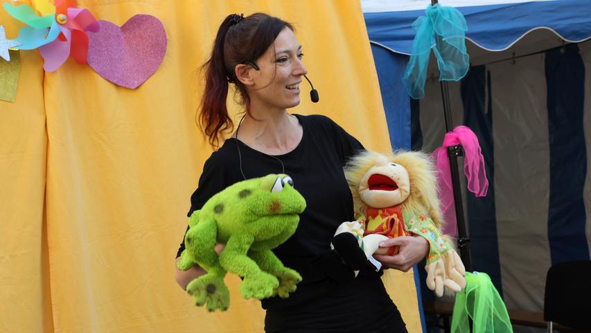 Theresa Tschira gastiert am Sonntag im LGS-Park in Neumarkt. Auf der Open Air-Bühne spielt sie um 15 Uhr ihr Stück "Prinzessin Alleswill und der kluge Frosch" vor. Ab 4 Jahren. 