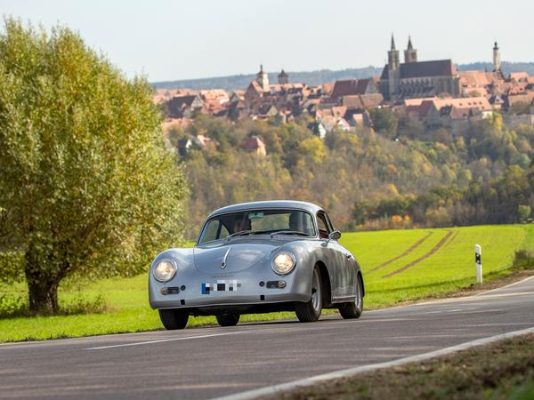 Am Marktplatz in Rothenburg startet die Röhrl-Rallye.