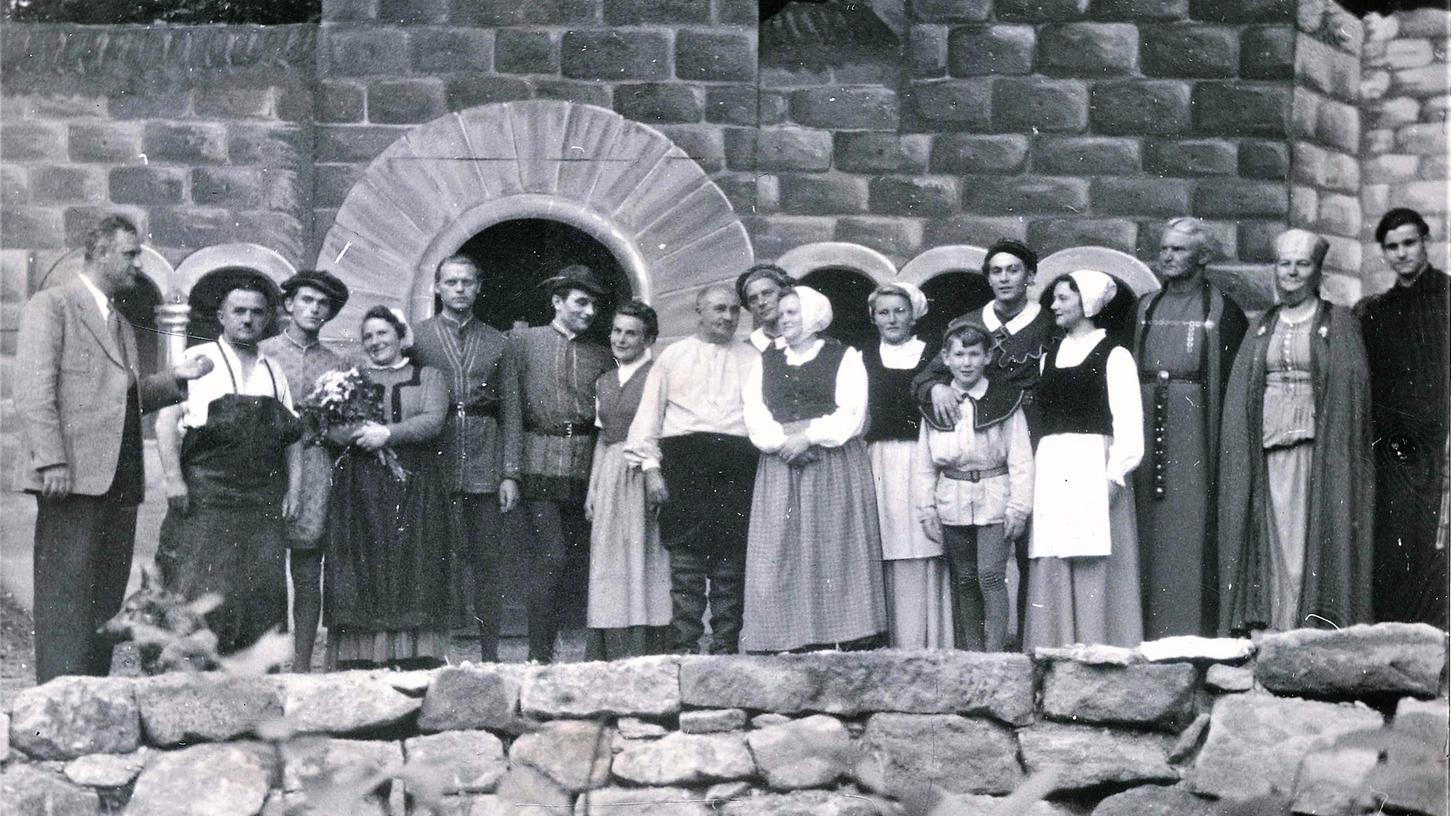 Das Heimatschauspiel "Das Kreuz im Altmühltal" ist zurück und wird im Rahmen des Stadtjubiläums am 21. und am 22. Juli 2023 im Falkengarten aufgeführt. Das Heimatschauspiel "Das Kreuz im Altmühltal" ist zurück und wird im Rahmen des Stadtjubiläums am 21. und am 22. Juli 2023 im Falkengarten aufgeführt.