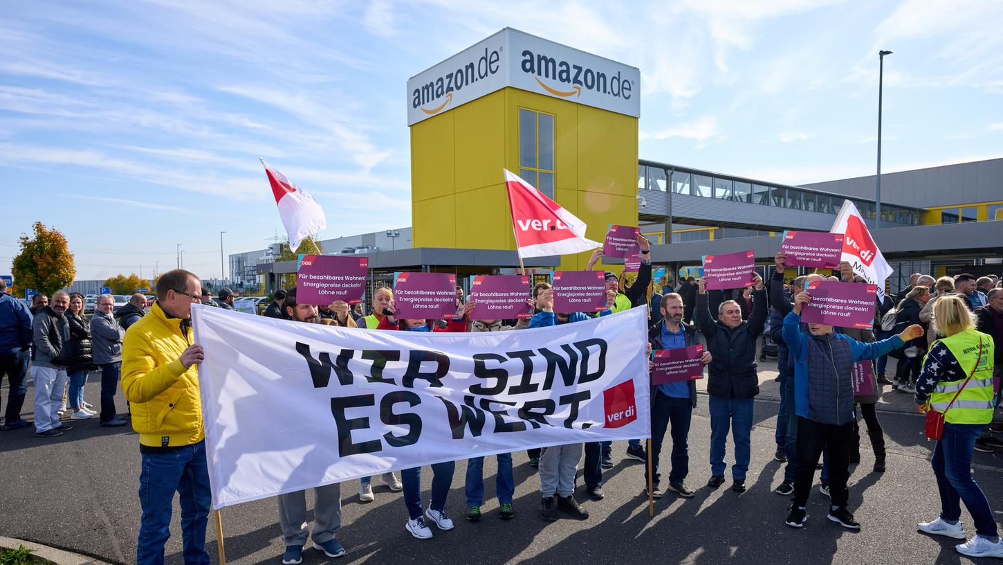 Streikende stehen vor dem Amazon-Logistikzentrum in Koblenz. Nach zehn Jahren Streik hat Verdi bei Amazon immer noch keinen Tarifvertrag durchgesetzt.