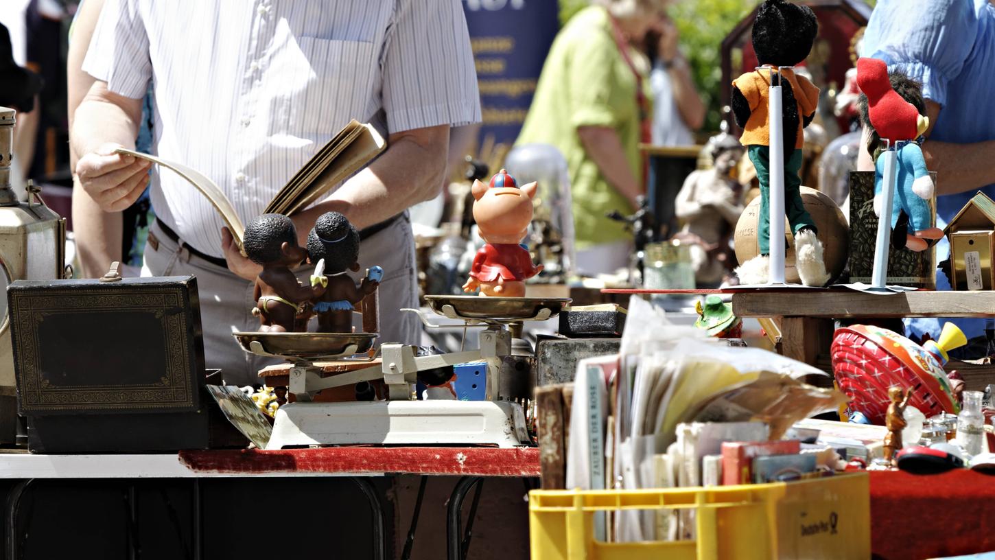 Auf Flohmärkten gibt es von Klamotten über Bücher bis hin zu Deko-Artikeln und Accessoires alles.