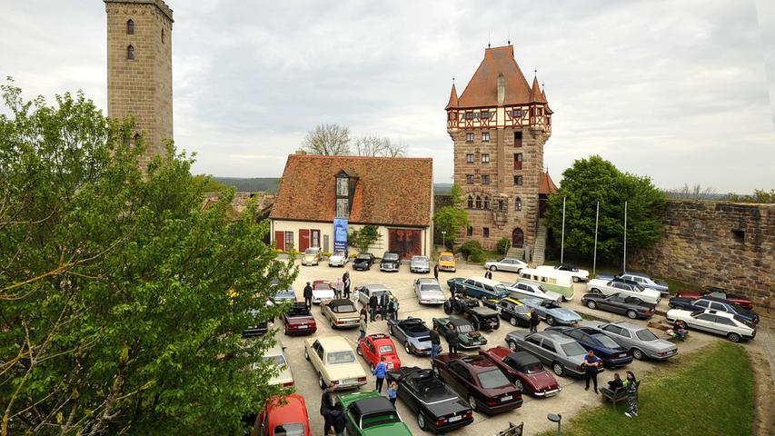 Die altehrwürdige Burg Abenberg war am Sonntag ideale Kulisse für den Start der "6. Burgenstraße-Classics". Die Oldtimerausfahrt, an der 44 Verbrenner-Fahrzeuge aus fünf Jahrzehnten Automobilgeschichte teilnahmen, führte in zwei Etappen durch das westliche Mittelfranken.