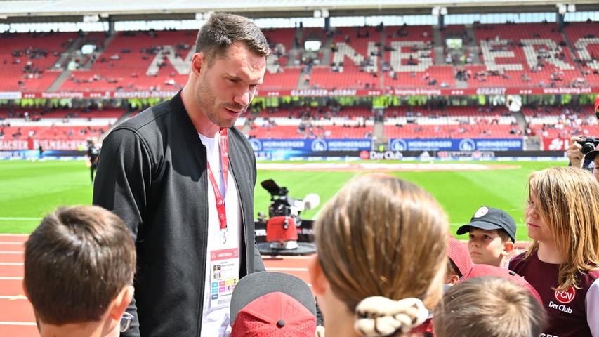Christian Mathenia: Sehnenanriss in der Schulter, OP - aktuell noch verletzt.