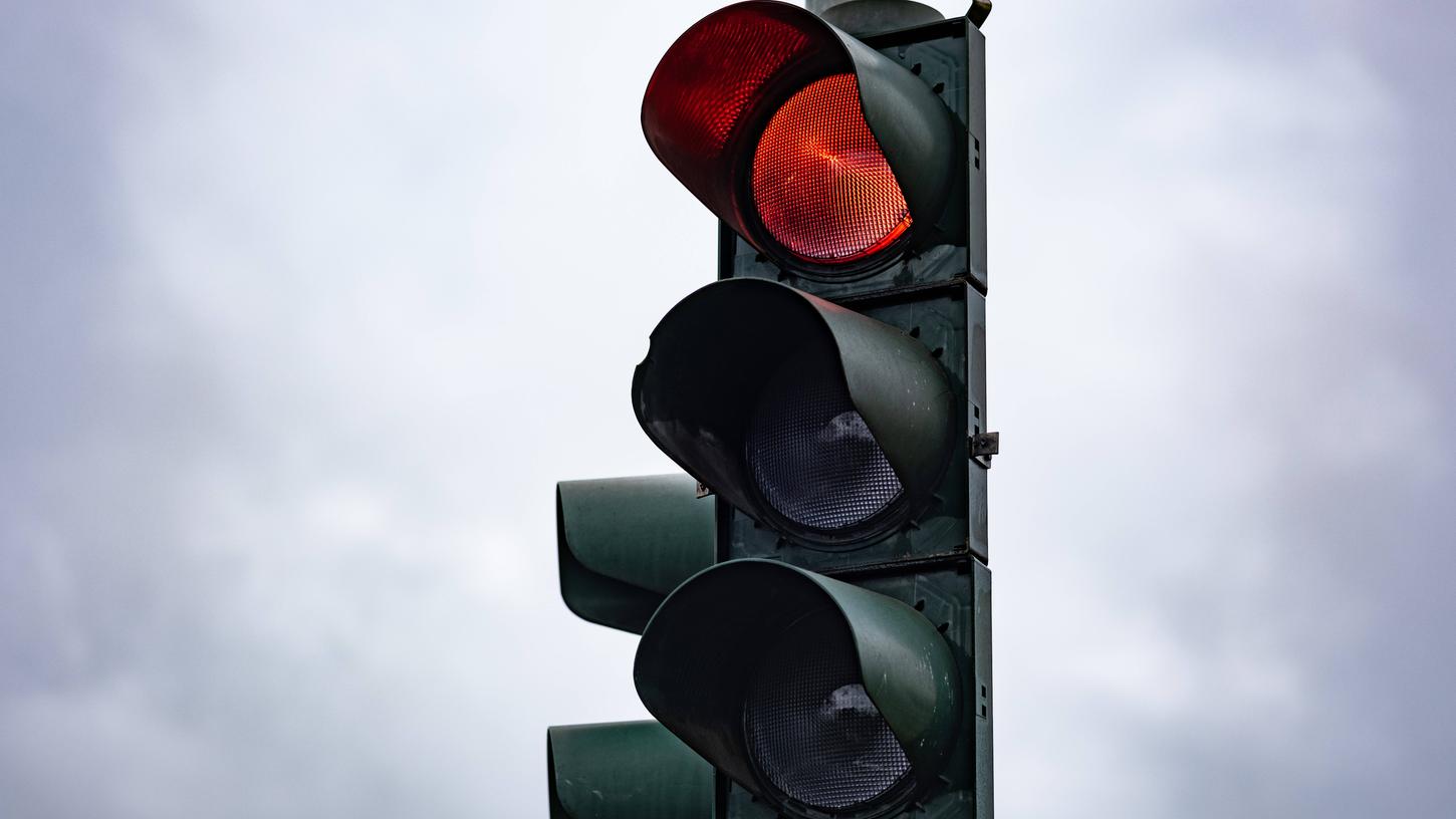 Der Ampelmast wurde bei dem Zusammenstoß so schwer beschädigt, dass sich Teile lösten und auf die Straße fielen. (Symbolbild)