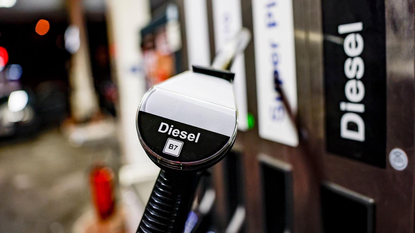 Diesel (Symbolbild) klauten Unbekannte aus einem Bagger, der auf einer A6-Baustelle stand. Diesel (Symbolbild) klauten Unbekannte aus einem Bagger, der auf einer A6-Baustelle stand.