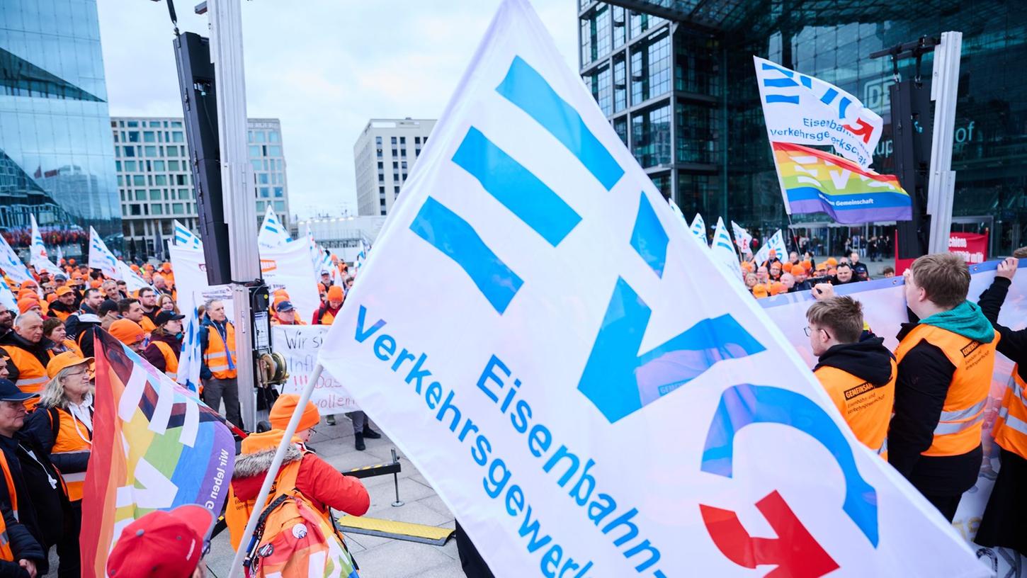 Demonstranten vor dem Berliner Hauptbahnhof: Die EVG hat in dem Tarifkonflikt bereits zwei Mal zu bundesweiten Warnstreiks aufgerufen. Demonstranten vor dem Berliner Hauptbahnhof: Die EVG hat in dem Tarifkonflikt bereits zwei Mal zu bundesweiten Warnstreiks aufgerufen.