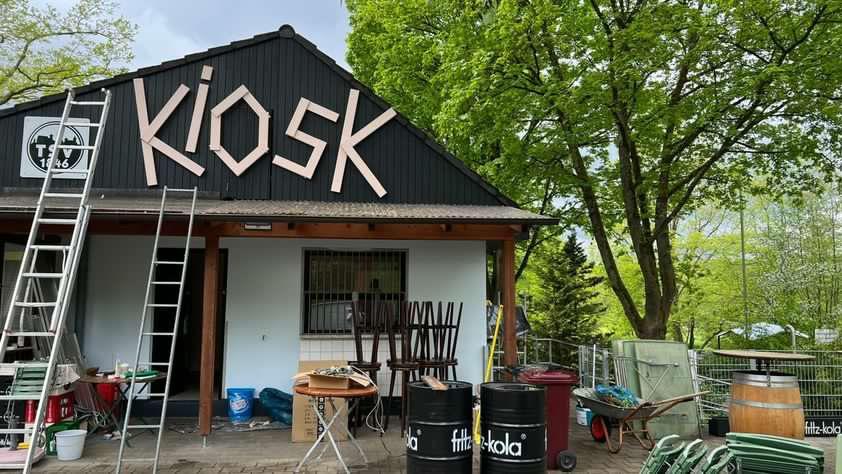 Eine Art großen Frühjahrsputz hat der alteingesessene Kiosk im Freibad Langsee in Nürnberg-Mögeldorf hinter sich.