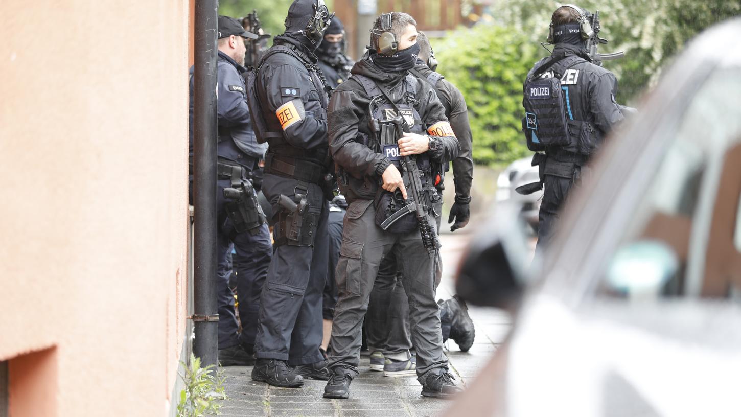 Schwerbewaffnete Polizisten standen am späten Donnerstagvormittag vor der Mittelschule im Hummelsteiner Weg in der Nürnberger Südstadt.
