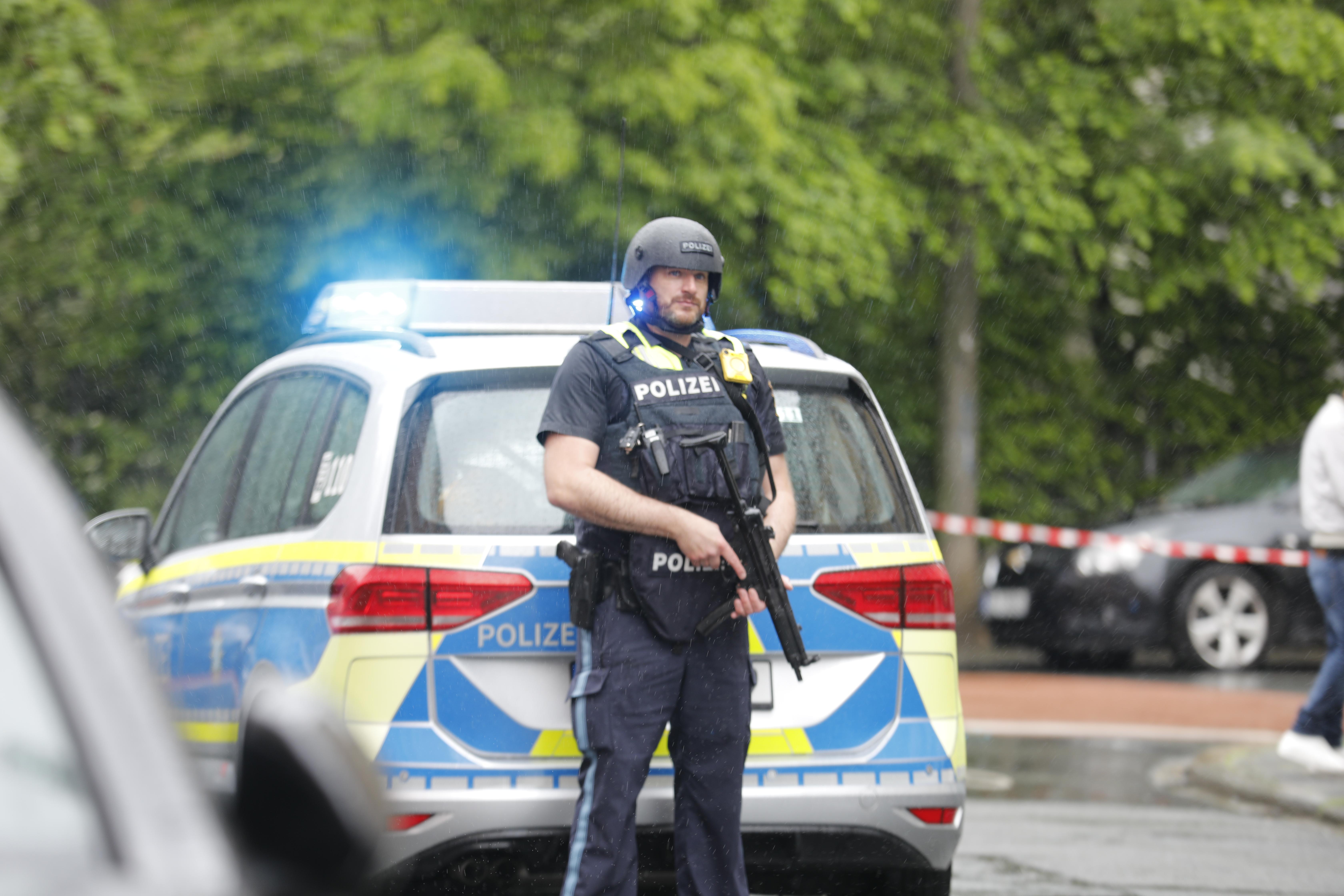 Schwerbewaffnete Polizisten vor Nürnberger Mittelschule: Polizei trägt Person unter Schock aus Schule