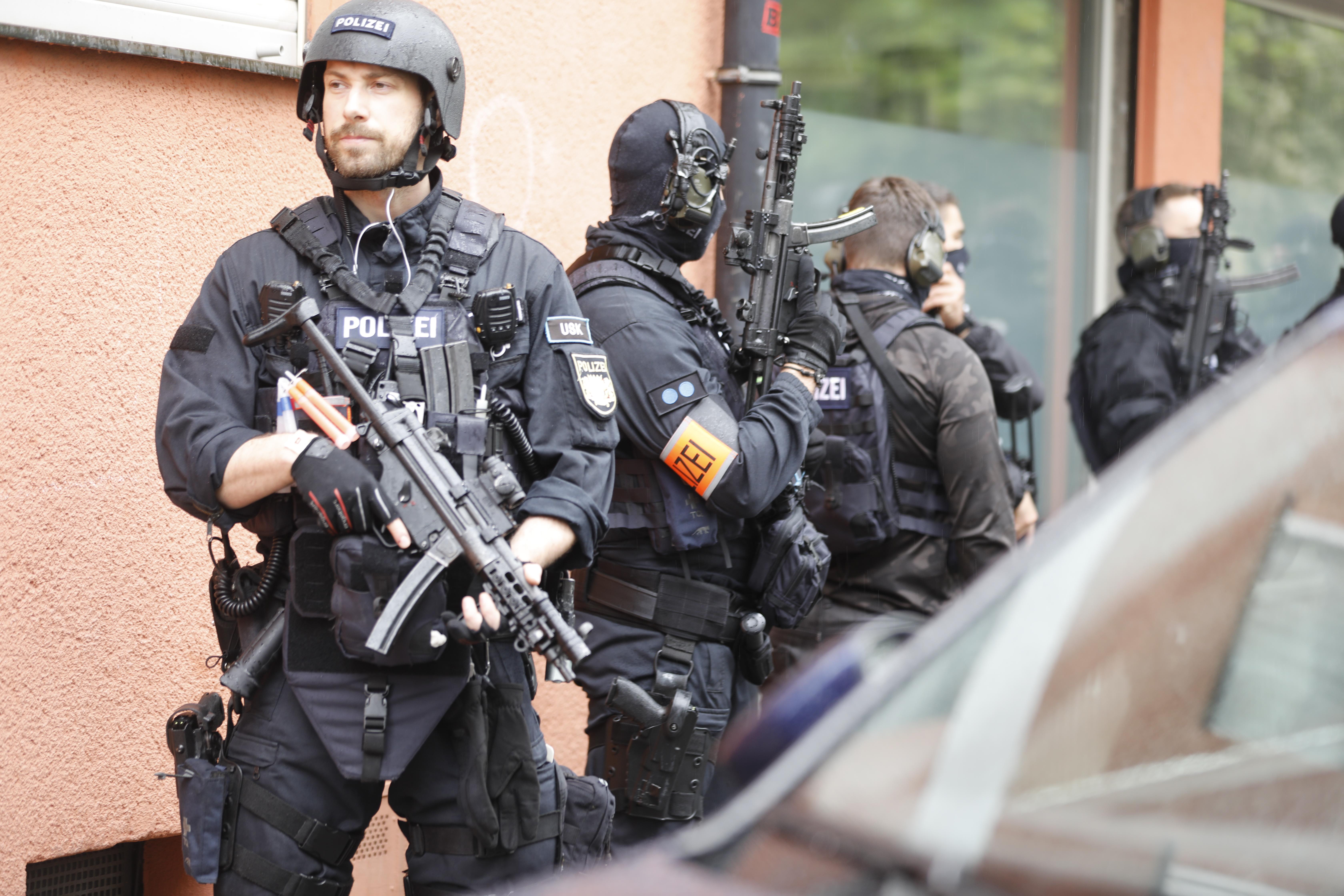 Besorgte Eltern sollten vorerst nicht zur Schule fahren, sondern die eingerichtete Sammelstelle am Nelson-Mandela-Platz hinter dem Nürnberger Hauptbahnhof aufsuchen.