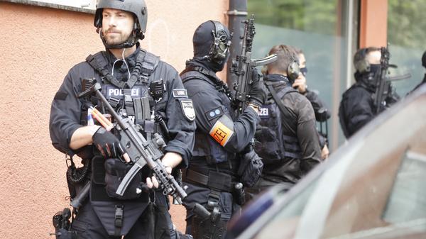Besorgte Eltern sollten vorerst nicht zur Schule fahren, sondern die eingerichtete Sammelstelle am Nelson-Mandela-Platz hinter dem Nürnberger Hauptbahnhof aufsuchen.