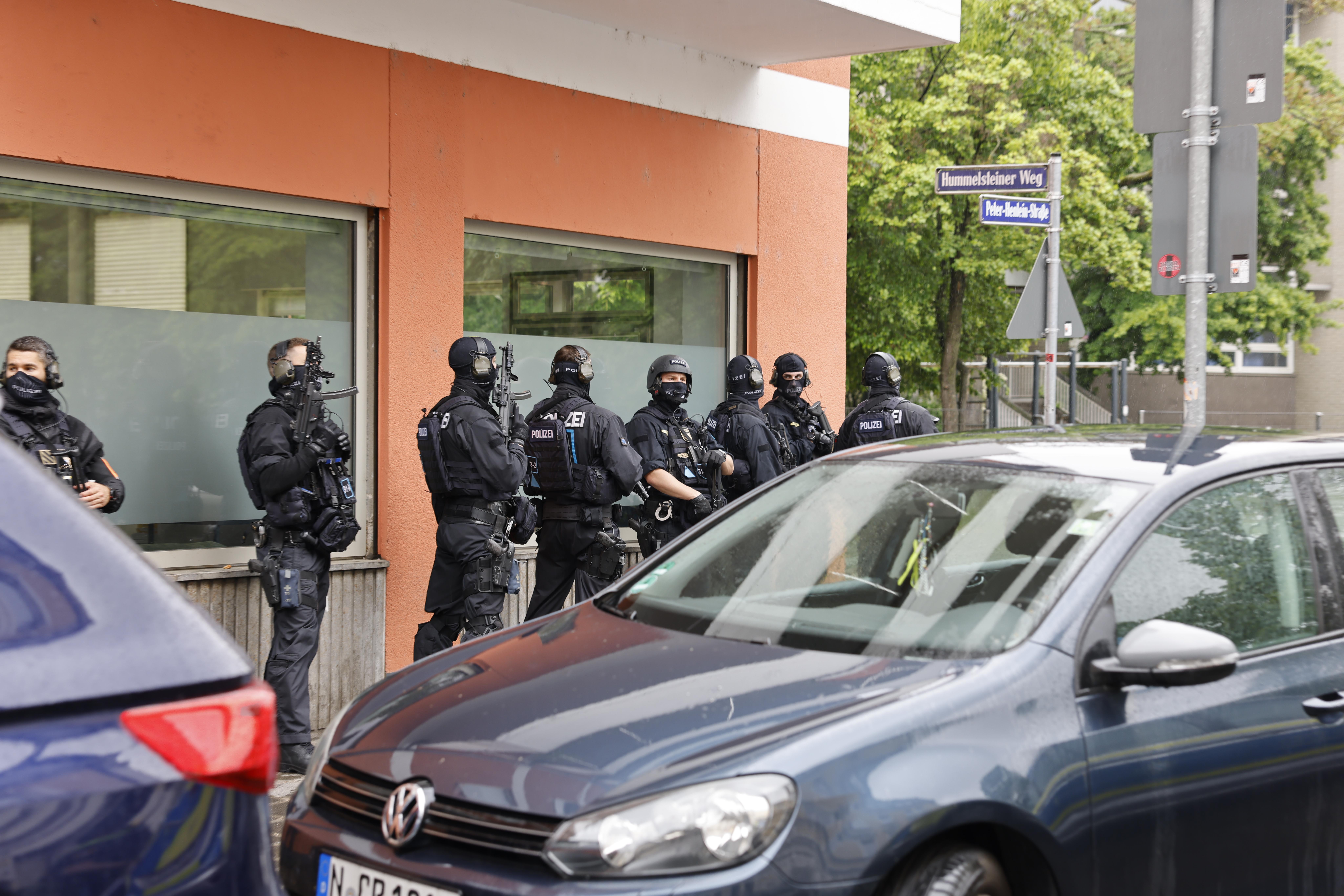 Der Schulunterricht wurde vorzeitig beendet, die Schule geräumt. Schüler, die die 7. Klasse oder höhere Stufen besuchen, verließen selbstständig die Schule.