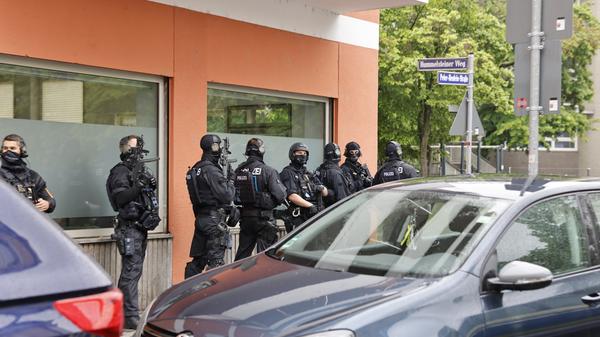 Der Schulunterricht wurde vorzeitig beendet, die Schule geräumt. Schüler, die die 7. Klasse oder höhere Stufen besuchen, verließen selbstständig die Schule.