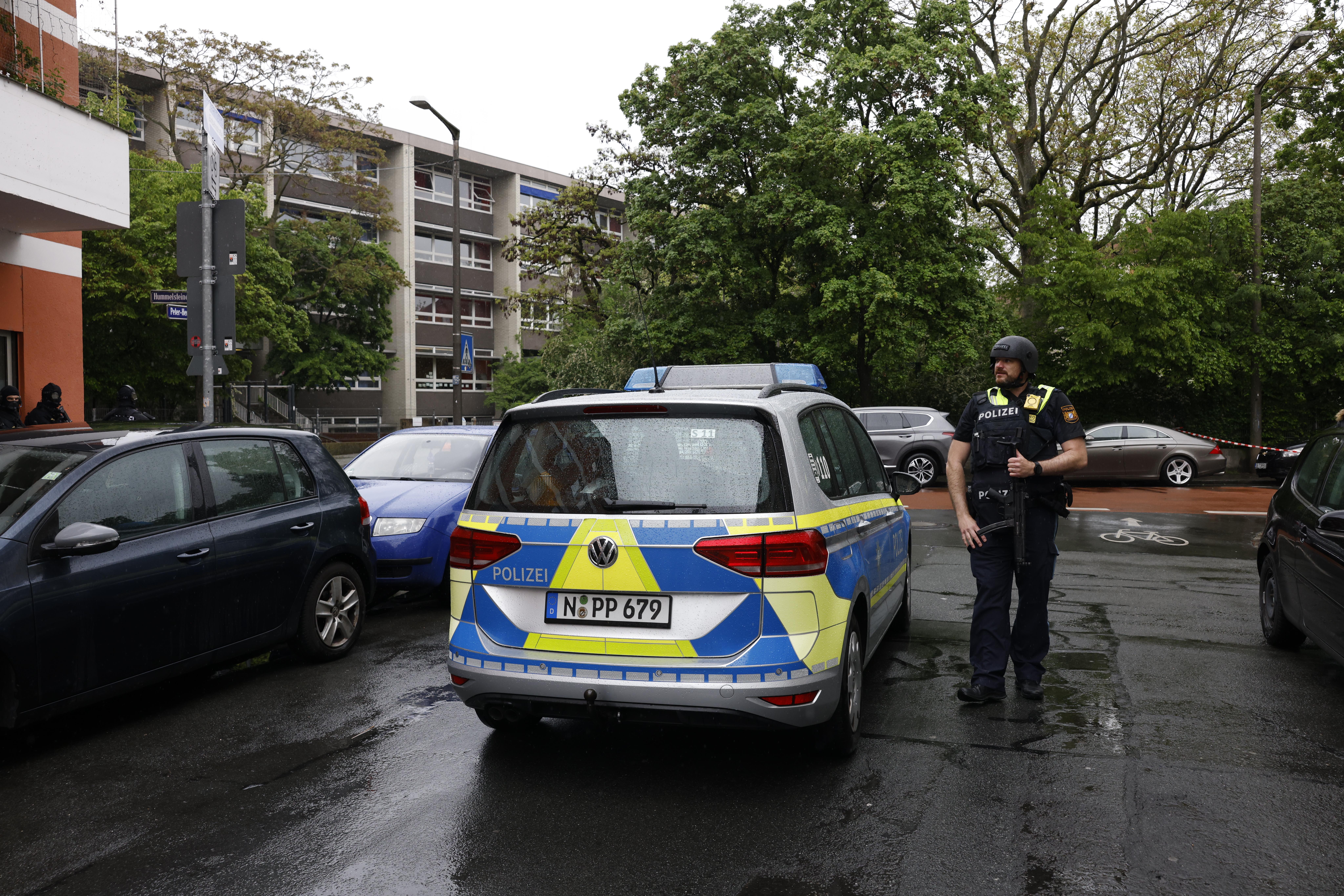 Kinder der 5. und der 6. Klasse hatten um 12.30 Uhr Schulschluss. Eltern konnten ihre Kinder vor Ort abholen. Schüler, die nicht abgeholt werden konnten oder noch verängstigt waren, blieben vorerst in der Schule.