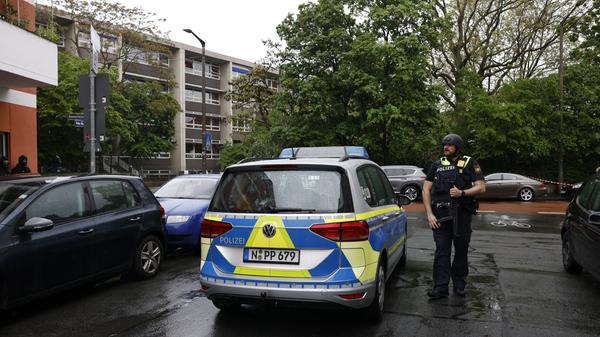 Kinder der 5. und der 6. Klasse hatten um 12.30 Uhr Schulschluss. Eltern konnten ihre Kinder vor Ort abholen. Schüler, die nicht abgeholt werden konnten oder noch verängstigt waren, blieben vorerst in der Schule.