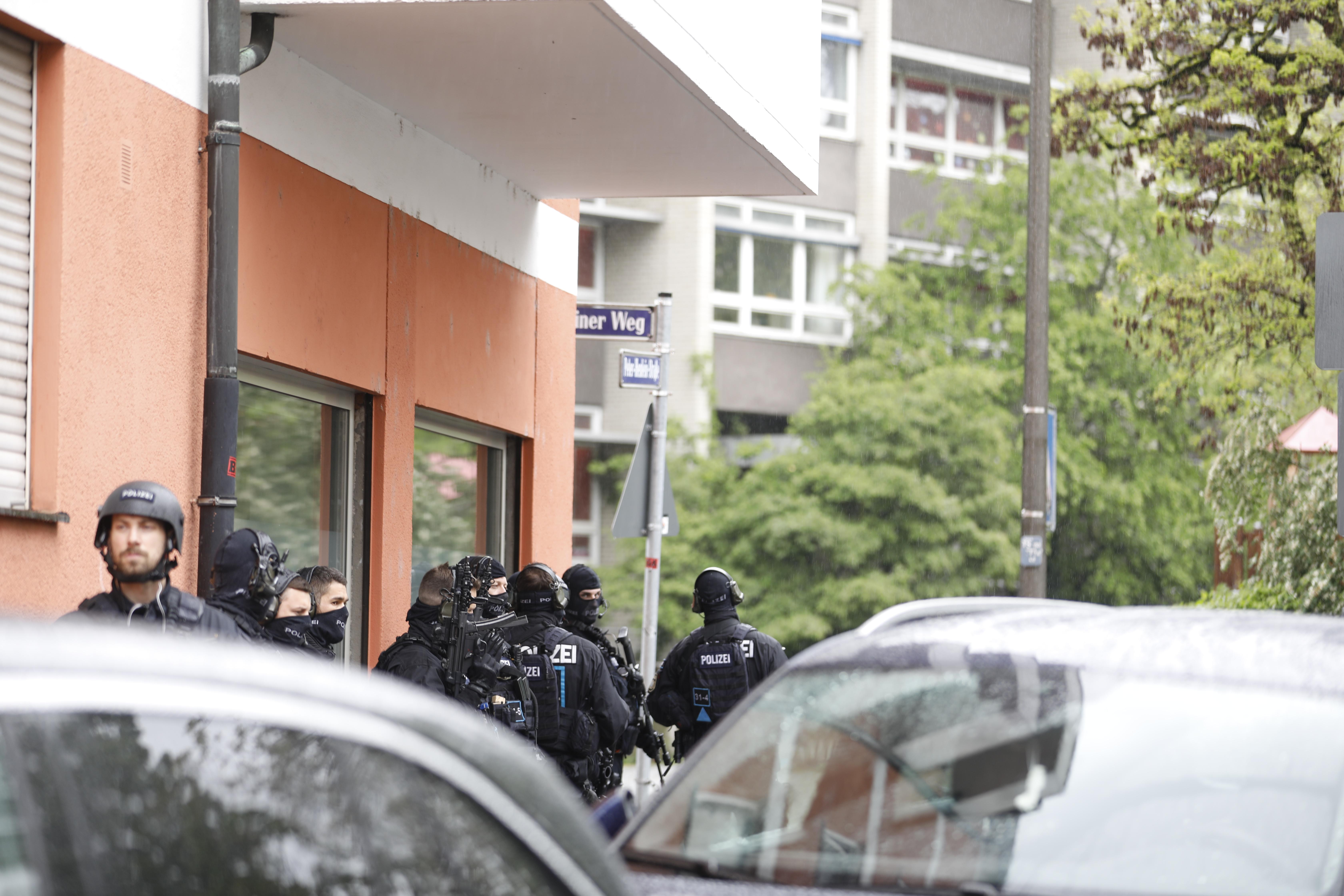 Die Schüler verließen relativ ruhig und gefasst das Schulgebäude. Zwei Schülerinnen mussten wohl kurzzeitig nach einer Panikattacke beziehungsweise einem Kreislaufzusammenbruch medizinisch behandelt werden.