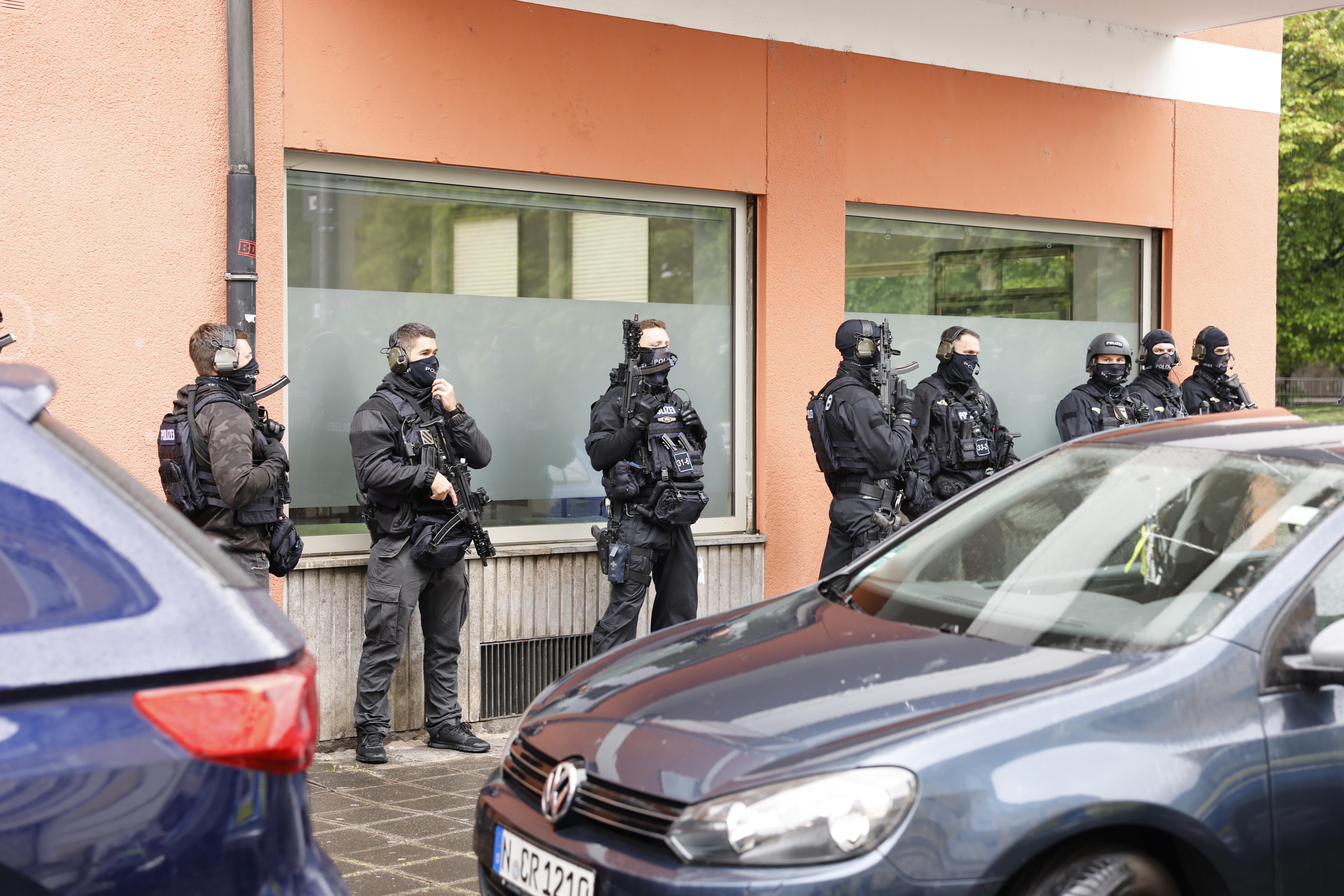 Nachdem der akute Teil weitgehend beendet ist, beginnt für die Polizei nun die weitere Ermittlungsarbeit - Routinearbeit wie ein Sprecher der Polizei sagt. Das bedeutet, dass man das Gebäude genauer mit Spezialhunden untersucht.