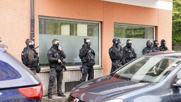 Nachdem der akute Teil weitgehend beendet ist, beginnt für die Polizei nun die weitere Ermittlungsarbeit - Routinearbeit wie ein Sprecher der Polizei sagt. Das bedeutet, dass man das Gebäude genauer mit Spezialhunden untersucht.