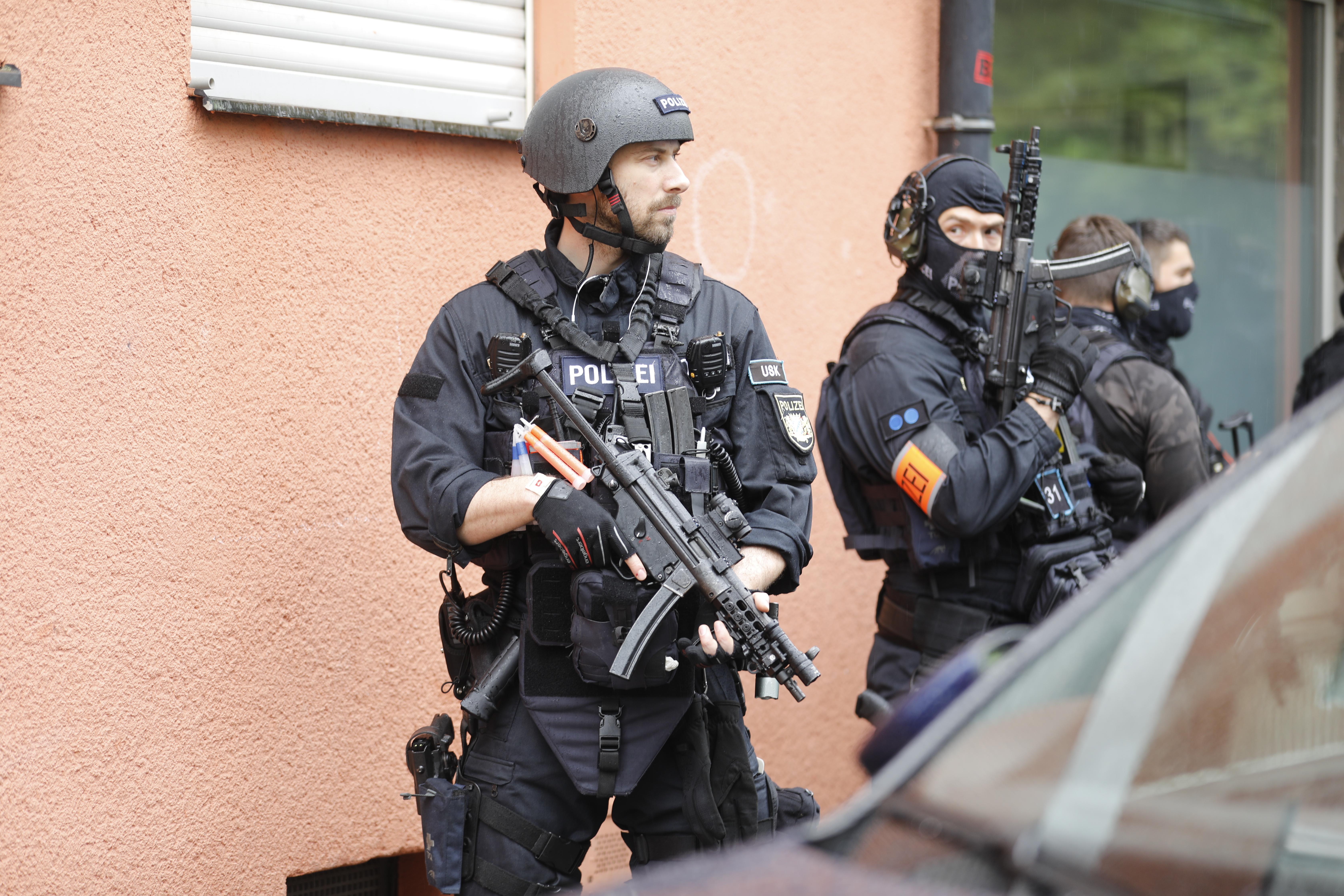 Auch um die Frage woher der Anruf kam, der über die Bedrohungslage informierte, werden nun intensive Untersuchungen angestellt.