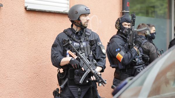 Auch um die Frage woher der Anruf kam, der über die Bedrohungslage informierte, werden nun intensive Untersuchungen angestellt.