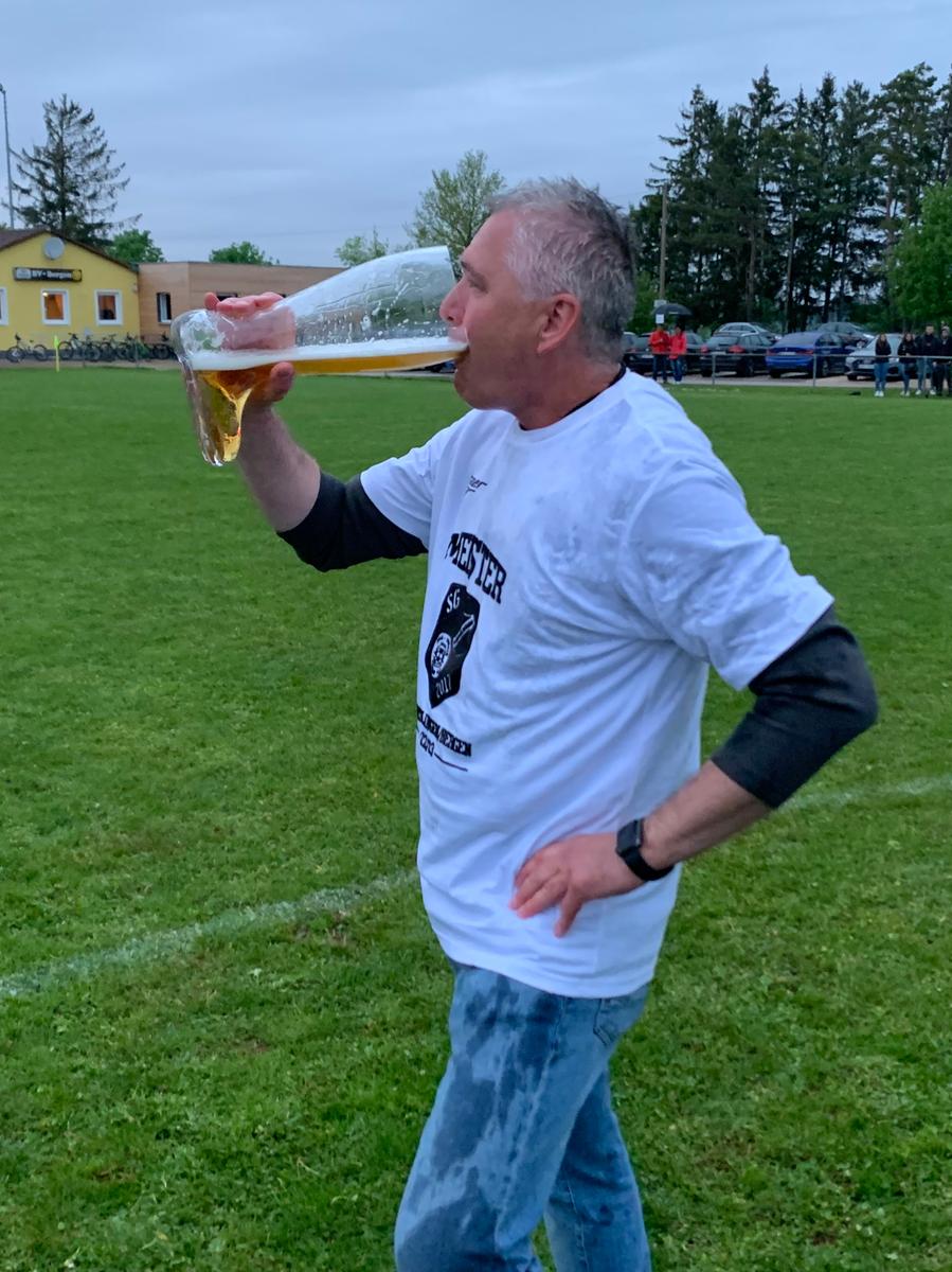 Auch Trainer und Meistermacher Gerd Hilbert hatte sich einen kräftigen Schluck verdient. Auch Trainer und Meistermacher Gerd Hilbert hatte sich einen kräftigen Schluck verdient.