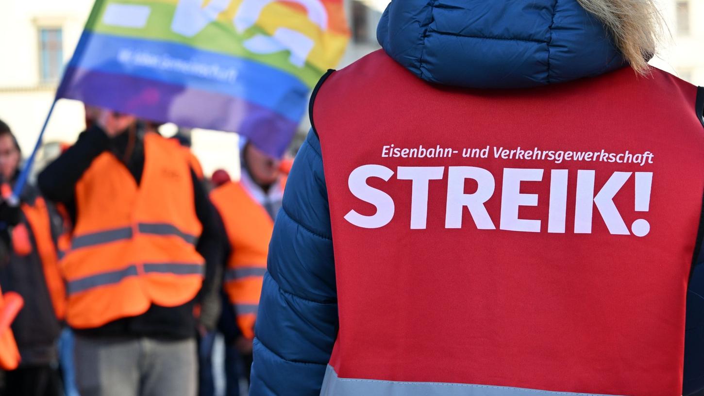 Die Bahngewerkschaft EVG will 50 Stunden streiken und stellt damit die Deutsche Bahn und ihre Kunden auf eine harte Probe. Die Bahngewerkschaft EVG will 50 Stunden streiken und stellt damit die Deutsche Bahn und ihre Kunden auf eine harte Probe.