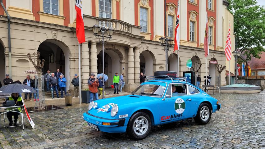 Faszination Porsche mit Hupen und Winken: Fahrer bei Röhrl-Rallye trotzen Regen in Franken