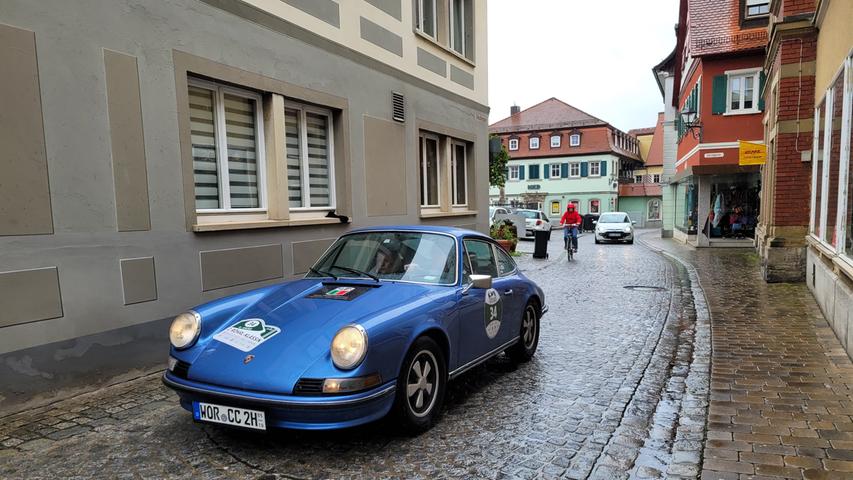 Faszination Porsche mit Hupen und Winken: Fahrer bei Röhrl-Rallye trotzen Regen in Franken