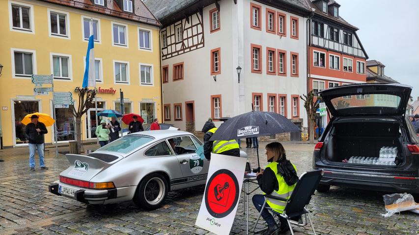 Auf dem Marktplatz in Bad Windsheim befand sich ein Stopp, an dem sich die Fahrerinnen und Fahrer abhaken lassen mussten.
