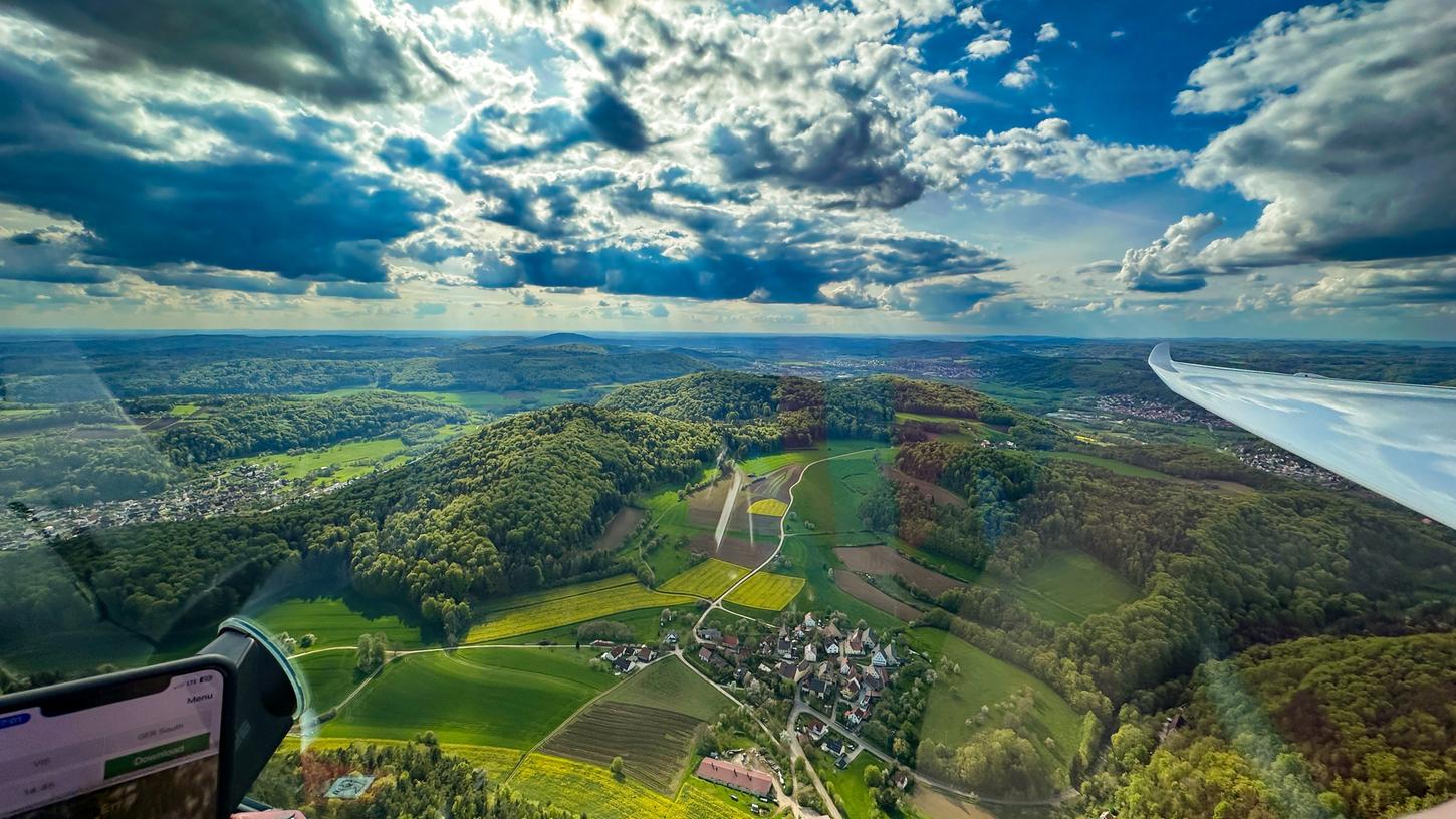 Wieder daheim über Arzlohe mit Blick auf den Rücken der Houbirg. Das Wetter war in dieser Runde wenig hilfreich für die Hersbrucker Segelflieger beim Rennen um die Punkte in der Segelflug-Bundesliga.  