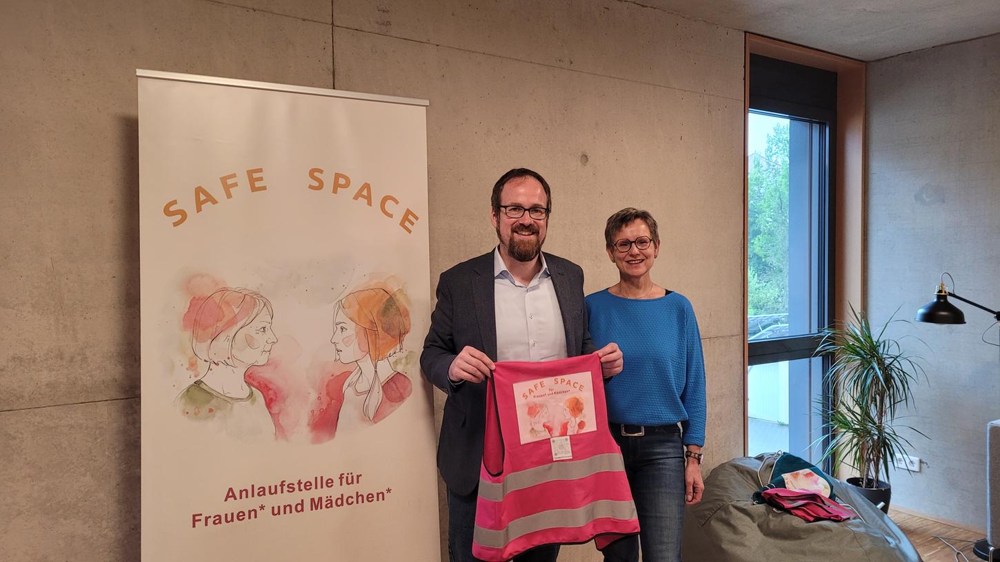 Erlangens Oberbürgermeister Florian Janik stellte gemeinsam mit Claudia Siegritz vom Frauennot Erlangen am Donnerstag das Konzept für den "Safe Space" an der Bergkirchweih vor.