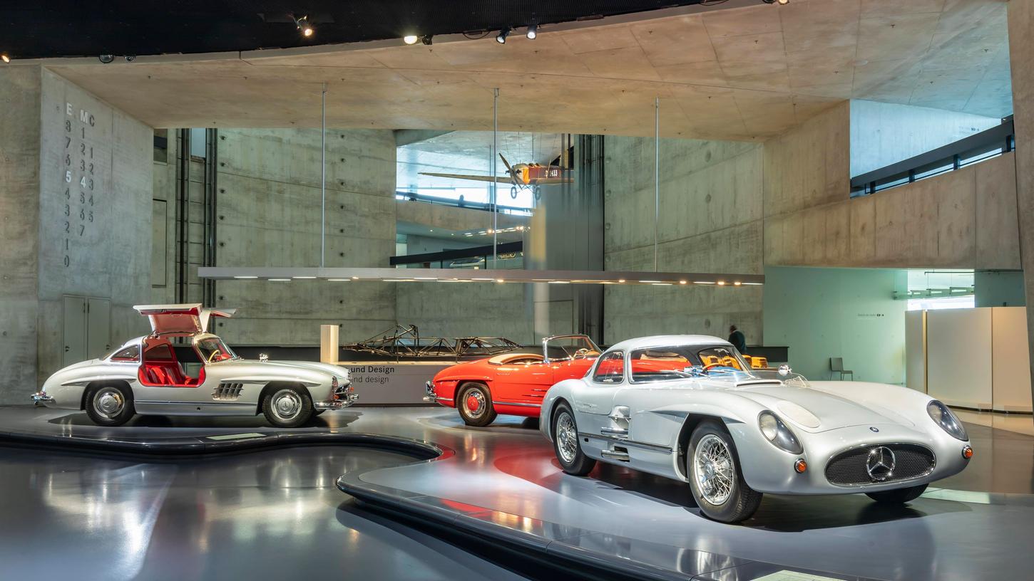 Im Mercedes Museum in Stuttgart steht noch ein Mercedes-Benz 300 SLR Uhlenhaut-Coupé (rechts). Zudem sind auf dem Bild ein 300 SL Coupé (links) und ein  300 SL Roadster zu sehen.