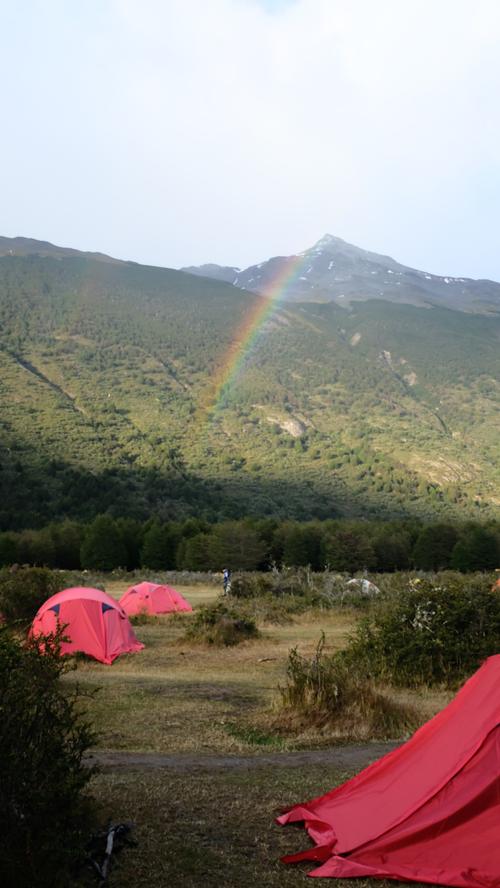 Ein ständiger Begleiter, neben dem unberechenbaren Wetter, sind die Regenbögen - wie hier über dem Campingplatz Dickson. 