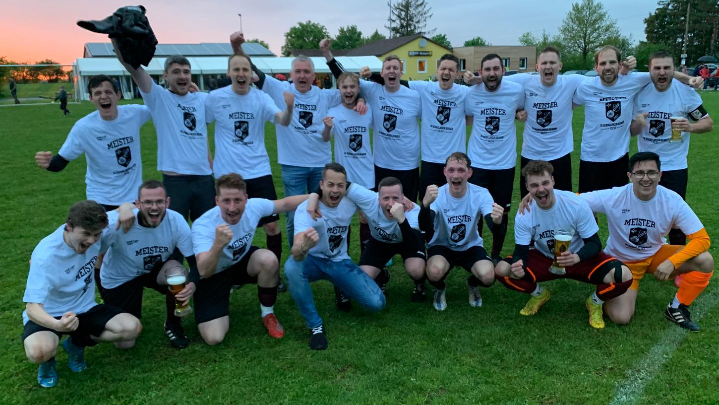 Meisterlicher Jubel: Das Team der SG Nennslingen/Bergen hat den Titel in der A-Klasse Mitte und den Aufstieg in die Kreisklasse unter Dach und Fach gebracht. Meisterlicher Jubel: Das Team der SG Nennslingen/Bergen hat den Titel in der A-Klasse Mitte und den Aufstieg in die Kreisklasse unter Dach und Fach gebracht.