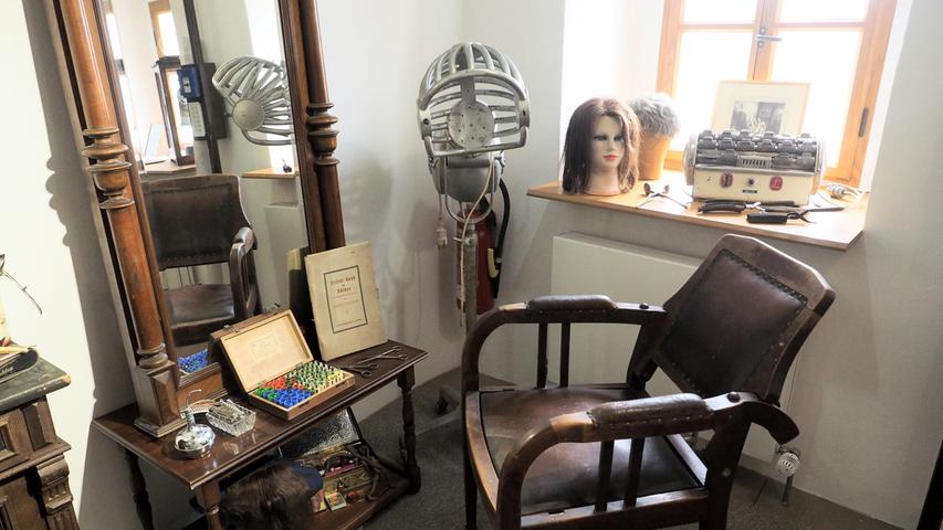 So nahm man vor bis zu 90 Jahren beim Friseur Platz zum Haare machen. So nahm man vor bis zu 90 Jahren beim Friseur Platz zum Haare machen.