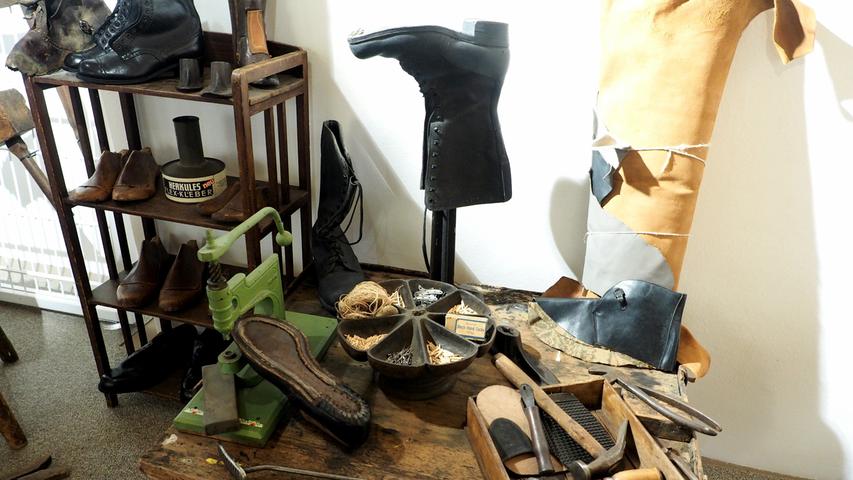 Der Schuhmacher und sein Werkzeug: Früher waren Schuhe noch aufwendige Handarbeit. Der Schuhmacher und sein Werkzeug: Früher waren Schuhe noch aufwendige Handarbeit.