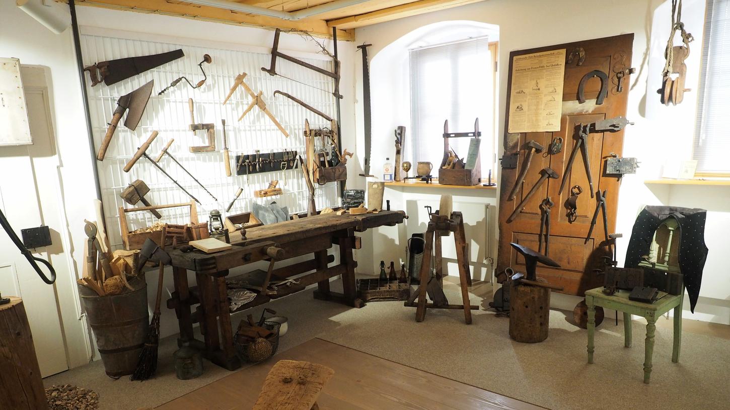 Unzählige Exponate füllen im Rahmen der Sonderausstellung "Unsere alten Meister" das museum34 in Auerbach - Leihgaben und Schenkungen aus der Bürgerschaft. Unzählige Exponate füllen im Rahmen der Sonderausstellung "Unsere alten Meister" das museum34 in Auerbach - Leihgaben und Schenkungen aus der Bürgerschaft.