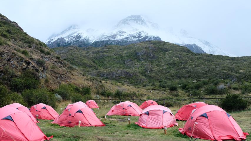 Der Campingplatz Paine Grande liegt am Lago Pehoé, mit Blick auf das fantastische Cuernos Massiv. 