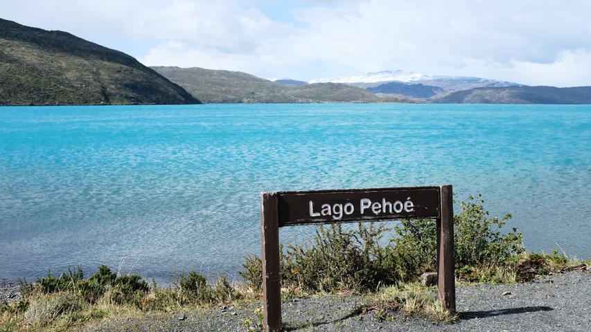 Der Lago Pehoé und das angrenzende Refugio Paine Grande erreichen die Wanderer entweder zu Fuß oder per Katamaran. Viele Besucherinnen und Besucher starten den W-Trek am Lago Pehoé. 