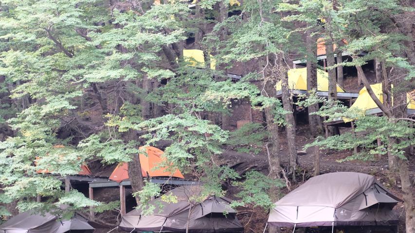 Der Campingplatz Los Chilenos, der letzte vor den berühmten Torres del Paine-Türmen, wurde in den Hang hineingebaut. Auf Holzplattformen schlagen die Wanderer ein letztes Mal ihr Zelt auf. 