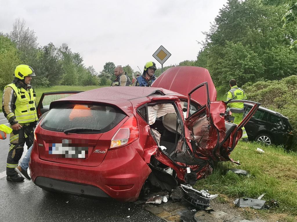 Beide Fahrzeuge wurden bei dem Zusammenstoß schwer demoliert. Beide Fahrzeuge wurden bei dem Zusammenstoß schwer demoliert.