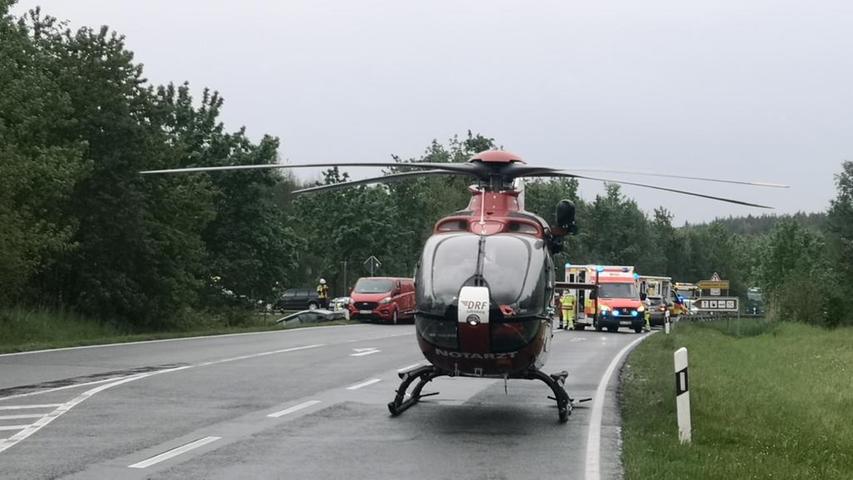 Ein Rettungshelikopter flog einen Verletzten in eine nahegelegene Klinik. 