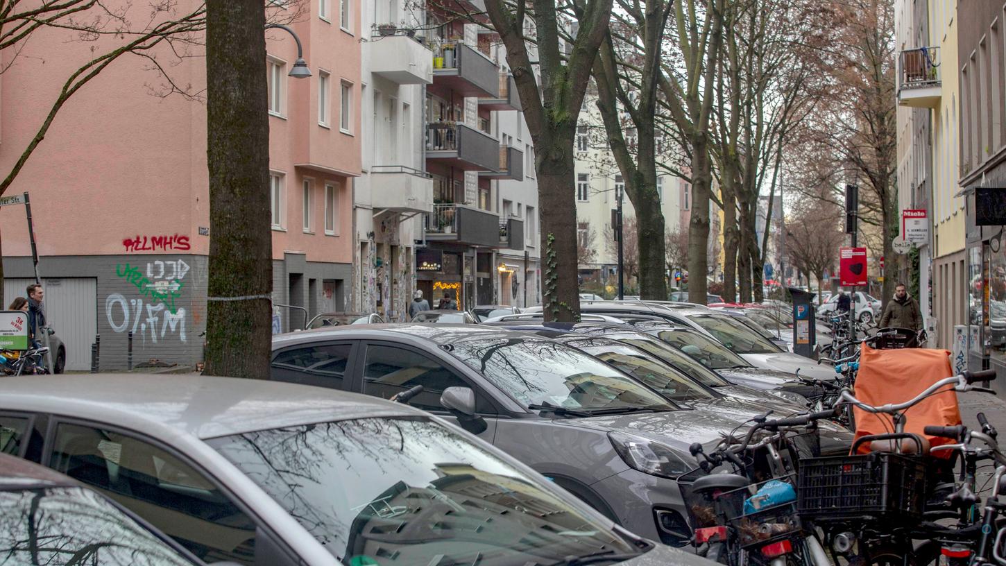 Autos stehen dicht aneinander aufgereiht. Parkflächen in den Städten sind knapp, wie hier im Belgischen Viertel in Köln. Autos stehen dicht aneinander aufgereiht. Parkflächen in den Städten sind knapp, wie hier im Belgischen Viertel in Köln.
