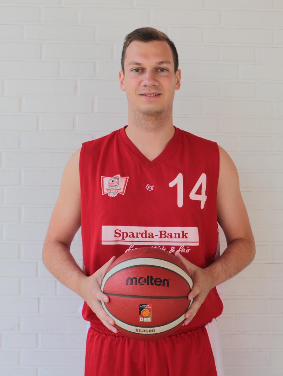 Florian Beierlein kennt man vor allem als Regionalliga-Basketballer des VfL Treuchtlingen. Er hat allerdings auch schon im Fußball 20 Saisontore erzielt und steht mit dem VfL-Kurz vor der Meisterschaft in der A-Klasse Süd. Florian Beierlein kennt man vor allem als Regionalliga-Basketballer des VfL Treuchtlingen. Er hat allerdings auch schon im Fußball 20 Saisontore erzielt und steht mit dem VfL-Kurz vor der Meisterschaft in der A-Klasse Süd.
