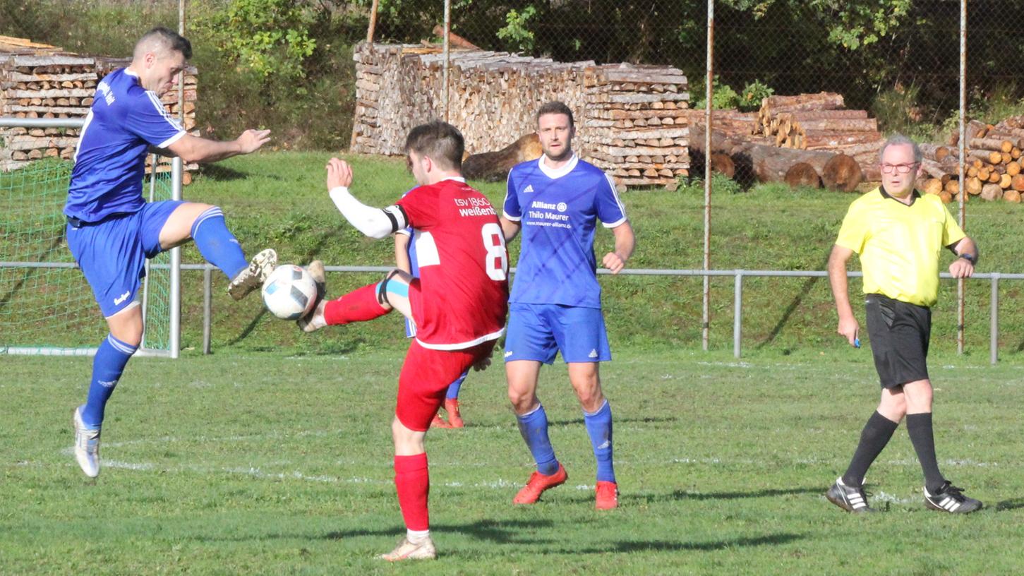 Im Hinspiel konnte sich die SG Ramsberg/St. Veit (links Michael Huf) mit 4:1 gegen den TSV 1860 Weißenburg II durchsetzen. Am Sonntag, 14. Mai, um 18 Uhr kommt es in der Weißenburger Rezataue zur Neuauflage des stets brisanten Kreisliga-Duells. Im Hinspiel konnte sich die SG Ramsberg/St. Veit (links Michael Huf) mit 4:1 gegen den TSV 1860 Weißenburg II durchsetzen. Am Sonntag, 14. Mai, um 18 Uhr kommt es in der Weißenburger Rezataue zur Neuauflage des stets brisanten Kreisliga-Duells.