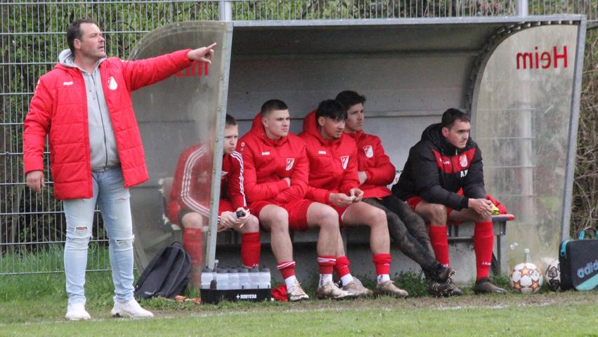 Trainer Günther Roth (links) hat den SSV Oberhochstatt in den vergangenen Wochen aus dem Tabellenkeller der Kreisklasse West geführt. Nun geht es für ihn und sein Team zu seinem Ex-Verein, der TSG Pappenheim. Trainer Günther Roth (links) hat den SSV Oberhochstatt in den vergangenen Wochen aus dem Tabellenkeller der Kreisklasse West geführt. Nun geht es für ihn und sein Team zu seinem Ex-Verein, der TSG Pappenheim.