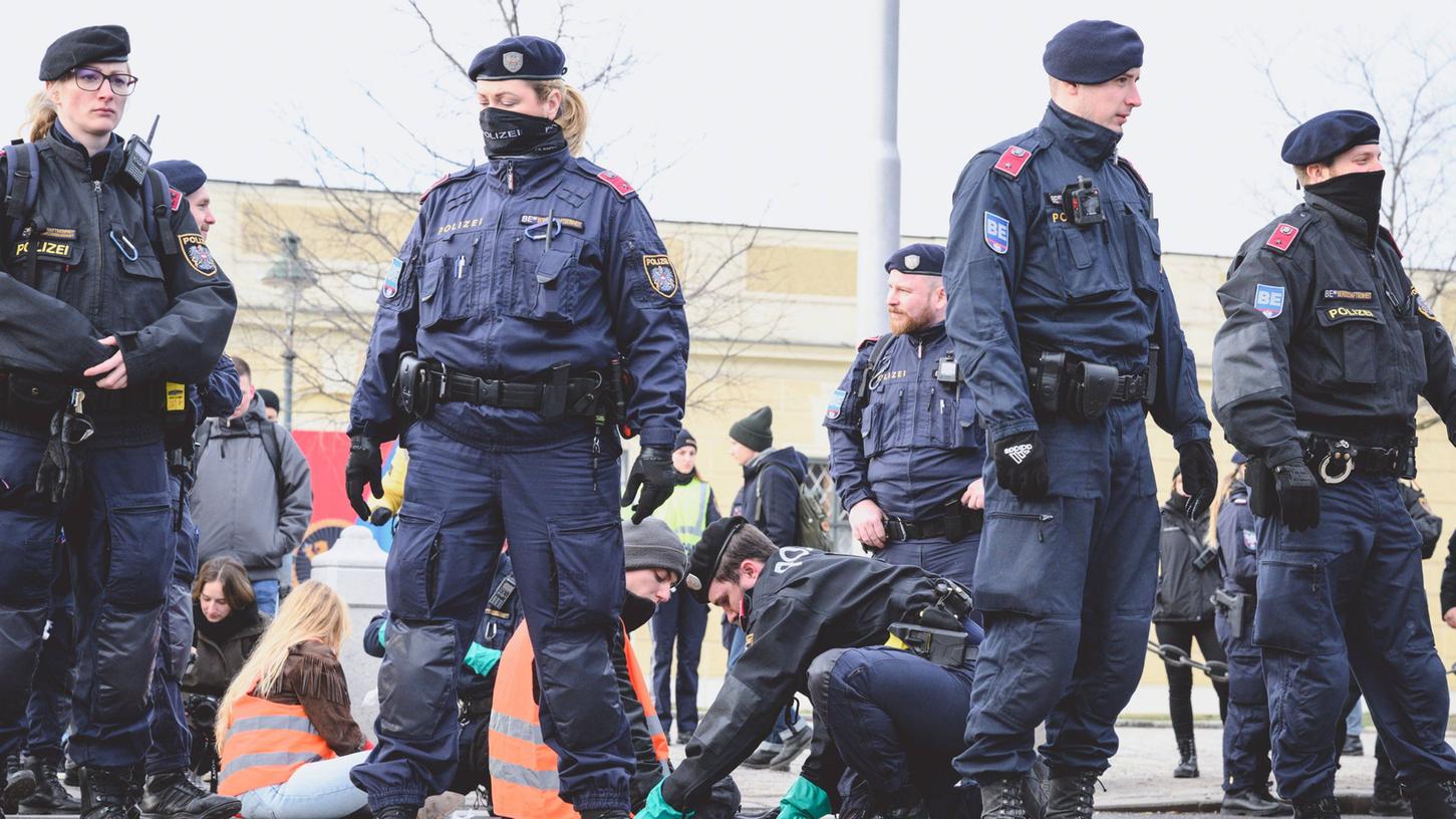 Immer wieder müssen Polizisten Klimaaktivisten der letzten Generation während Blockade-Aktionen von Straßen entfernen, wie hier am 14. Februar in Wien. (Archivbild)