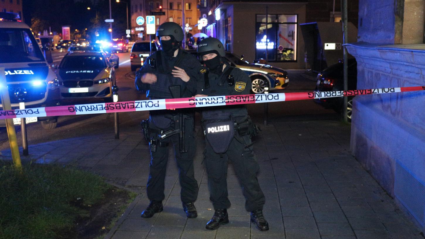 Polizisten bei einem SEK-Einsatz in Nürnberg. (Symbolbild)